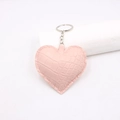 Dettaglio del portachiavi rosa a forma di cuore con trama coccodrillo e anello argento - Rosa