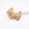 Detail eines hellbraunen Lederanhängers in Terrierform mit weißer Naht und Aufhängeloch - Khaki