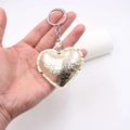 Llavero de cuero dorado en forma de corazón con textura de escamas y aro metálico plateado - Corazón / Dorado