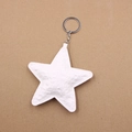 Detalle de llavero de estrella en cuero blanco con textura de serpiente y aro plata - Pentagrama / Blanco