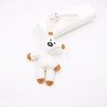 Dettaglio ravvicinato del ciondolo a forma di cane in pelle bianca con orecchie marroni e cuciture - Cane Cartone Animato / Bianco