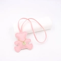 Dettaglio del ciondolo a forma di orsetto in pelle rosa con catena dorata e strass - Rosa