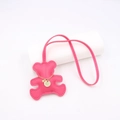 Dettaglio di un ciondolo a forma di orsetto in pelle rosa con catena dorata - Rosa Rossa