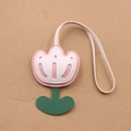 Détail d'un charme de sac tulipe en cuir avec texture grainée et couture fine - Rose