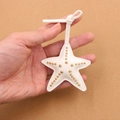 Ciondolo per borsa a forma di stella marina in pelle bianca con borchie dorate - Rivetto Stella Marina (zg 001) / Bianco