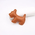 Anhänger aus braunem Leder in Schnauzer-Form mit feinen Ziernähten auf weißem Grund - Kaffeebraun