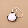 Lindo colgante de pingüino de cuero con pico naranja y correa blanca para bolsos y maletas - Negro