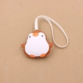 Detalle de colgante de pingüino de cuero con costura fina y cordón blanco sobre marrón - Marrón