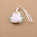 Detalle de un colgante de pingüino en cuero verde menta con correa blanca en cartón - Verde