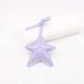 Détail d'un pendentif étoile de mer en similicuir violet avec clous dorés et coutures - Rivet Étoile de Mer (zg 001) / Violet Taro