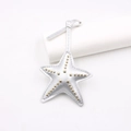 Vue détaillée du pendentif étoile en cuir argenté avec clous dorés et lanière assortie - Rivet Étoile de Mer (zg 001) / Argent
