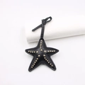 Détail d'un pendentif étoile en cuir noir avec rivets dorés et coutures fines - Rivet Étoile de Mer (zg 001) / Noir