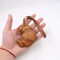 Übergroßer Croissant-Leder-Taschenanhänger mit Kontrastnähten und passendem Lanyard - Großer Croissant-Stil (001) / Karamell Color-Block