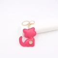 Vue détaillée du porte-clés chat en cuir rose avec quincaillerie dorée et coutures - Rouge Rose