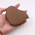 Mini monedero en forma de corazón de cuero marrón granulado con cremallera - café