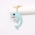 Detailansicht vom Delfin Schlüsselanhänger aus Leder mit goldenem Karabiner - Seeblau