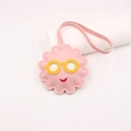 Dettaglio ciondolo per borsa in pelle rosa a forma di girasole con occhiali gialli e sorriso - Rosa Giallo