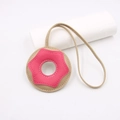 Dettaglio di ciondolo a ciambella in pelle PU rosa e kaki con sottili cuciture bianche - Cachi-Rosa Fucsia