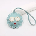 Dettaglio ciondolo per borsa in pelle azzurra a nuvola con occhiali e viso sorridente - Blu