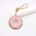 Dettaglio ciondolo per borsa in pelle a forma di ciambella con glassa rosa e laccio - Cachi-Rosa