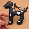 Détail d'un charme de sac en cuir motif chien tacheté noir et blanc avec cordon en cuir - Noir