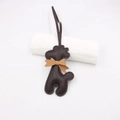 Détail d'un bijou de sac chiot en cuir marron foncé avec nceud et coutures apparentes - Cordon Nœud Girafe / Brun Foncé