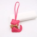 Ciondolo per borsa a gatto in pelle fucsia con fiocco marrone e cordino lungo - Cordino Fiocco Gatto / Rosa Rossa