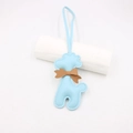 Vue détaillée du pendentif caniche en cuir bleu clair avec nœud marron - Cordon Nœud Girafe / Bleu