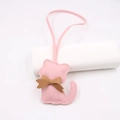 Dettaglio di ciondolo gatto in pelle rosa con fiocco marrone e cuciture artigianali - Cordino Fiocco Gatto / Rosa