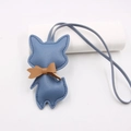 Colgante de bolso zorro de cuero azul con pajarita creativa y correa a juego en blanco - Zorro con Lazo y Cordón / Azul