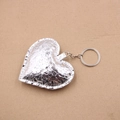 Portachiavi a forma di cuore in pelle argentata con trama stropicciata su carta - Argento