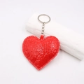 Portachiavi a cuore in pelle rossa con trama a scaglie e anello in metallo su fondo bianco - Rosso