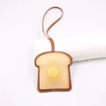 Dettaglio del ciondolo a forma di toast in pelle con cuciture marroni e cordino - Pane Tostato Con Burro