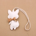 Detalle de un colgante de zorro en cuero blanco con pajarita y costuras en papel kraft - Zorro con Lazo y Cordón / Blanco