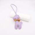 Détail macro du charm girafe en cuir violet avec nœud marron et couture fine - Cordon Nœud Girafe / Violet Taro