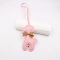 Detailansicht pinkfarbener Leder-Giraffen-Taschenanhänger mit feiner Naht und brauner Schleife - Lanyard Schleife Giraffe / Rosa
