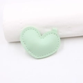 Ciondolo a cuore in pelle verde menta con trama litchi e dettagli cuciti a mano - verde chiaro