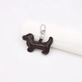 Détail macro d'un porte-clés teckel en cuir marron foncé avec un fermoir en métal argenté - Brun Foncé