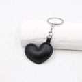 Dettaglio del portachiavi a cuore in pelle nera con cuciture fini e anello in metallo argento - Nero