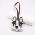 Detailopname van de leren Franse Bulldog tassenhanger met stiksels en contrastkleuren - Bruin