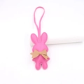 Nahaufnahme vom rosa Leder-Hasenanhänger mit brauner Schleife und feinen Handnähten - Rosenrot