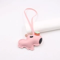 Dettaglio portachiavi Capybara in pelle rosa con decorazione arancione e cinturino - Rosa