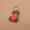 Detail eines rot-grünen Weihnachtssocken-Schlüsselanhängers aus Leder mit Metallring - Weihnachtsstrumpf