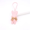 Detailansicht eines rosa Leder-Hasenanhängers mit brauner Schleife und Trageschlaufe - Rosa