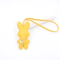 Details vom gelben Hasen Leder Anhänger mit Goldkette und Strassstein-Anhänger - Hängeseil Halskette Hase / Gelb