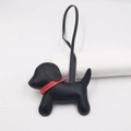Vista dettagliata del ciondolo per borsa in pelle nera a forma di cane con collare rosso - Nero - Colletto Rosso