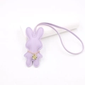 Detailansicht eines lila Leder-Hasenanhängers mit Goldkette und Ziernaht - Hängeseil Halskette Hase / Taro-Lila