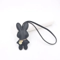 Detalle de colgante de bolso conejo de cuero negro con cadena dorada fina - Cuerda Colgante Collar Conejo / Negro