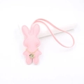 Detailansicht des rosa Leder-Hasenanhängers mit feinen Nähten und goldener Kette - Hängeseil Halskette Hase / Rosa