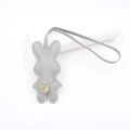 Nahaufnahme von grauem Kaninchen-Lederanhänger mit Goldkette und feiner Nahtverzierung - Hängeseil Halskette Hase / Grau